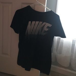black nike t shirt